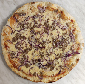  22. Rajčatový základ, strouhaný sýr, tuňák, cibule, oregano