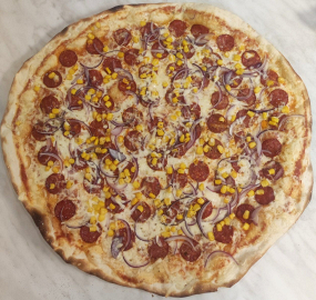 7. Rajčatový základ, strouhaný sýr, klobása, kukuřice, cibule, oregano, česnekový  okraj