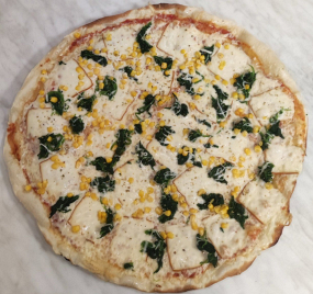  24. Rajčatový základ, uzený sýr, špenát, kukuřice, oregano, česnekový okraj