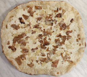 18. Smetanový základ, strouhaný sýr, kuřecí maso, ananas, parmazán, oregano