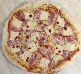  15. Rajčatový základ, strouhaný sýr, slanina, uzený sýr, feferonky, oregano,  česnekový okraj 