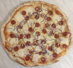 13.  Rajčatový základ, strouhaný sýr, klobása, uzený sýr, cibule, oregano, česnekový  okraj 