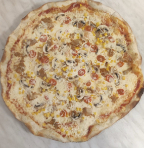 19. Rajčatový základ, strouhaný sýr, kuřecí maso, žampiony, kukuřice, rajče, zalité  smetanou