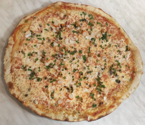  20. Rajčatový základ, strouhaný sýr, plody moře, jarní cibulka, oregano, česnekový  okraj