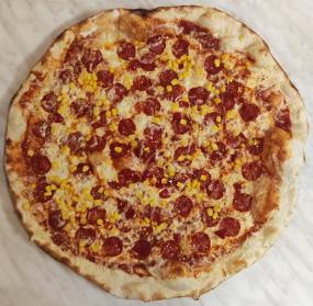 9. Rajčatový základ, strouhaný sýr, klobása, kukuřice, feferonky, chilli omáčka,  česnekový okraj