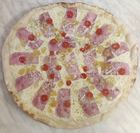 8. Smetanový základ, strouhaný sýr, šunka, tvarůžky, rajče, oregano, česnekový  okraj 