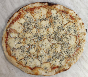 3. Rajčatový základ, mozzarella, uzený sýr, hermelín, niva, oregano