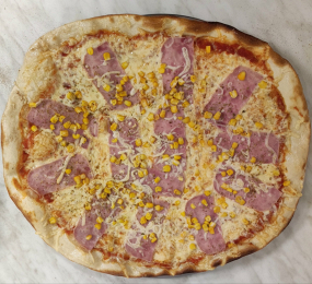 1. Rajčatový základ, strouhaný sýr, šunka, kukuřice, oregano