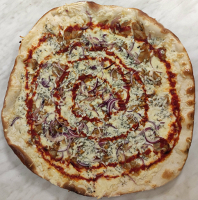 16. Smetanový základ, strouhaný sýr, kuřecí maso, niva, cibule, chilli omáčka,  oregano, česnekový okraj