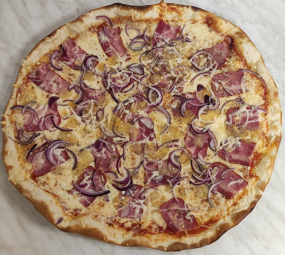  17. Rajčatový základ, strouhaný sýr , tvarůžky, slanina, cibule, oregano, česnekový  okraj