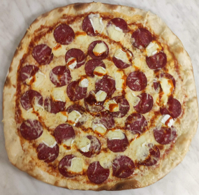 4. Rajčatový základ, strouhaný sýr, vysočina, hermelín, chilli omáčka, oregano