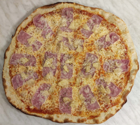 2. Rajčatový základ, strouhaný sýr, šunka, ananas,  oregano