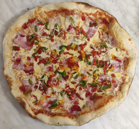 5. Rajčatový základ, strouhaný sýr, slanina, paprika, feferonky, oregano, česnekový  okraj