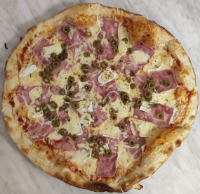 6. Rajčatový základ, mozzarella, šunka, hermelín, olivy, oregano, česnekový okraj 