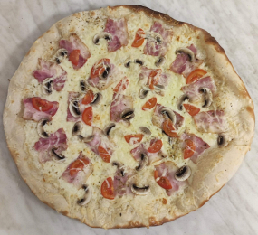 11. Smetanový základ, strouhaný sýr, slanina, žampiony, rajče, oregano, česnekový  okraj 