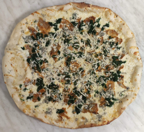  23. Smetanový základ, mozzarella, kuřecí maso, špenát, niva, oregano, česnekový  okraj