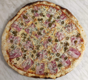 12. Rajčatový základ, strouhaný sýr, slanina, niva, olivy, oregano, česnekový okraj