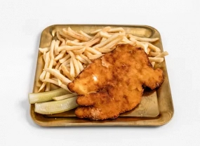 Smažený kuřecí řízek, hranolky a omáčka