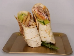 Kuřecí kebab s hranolky