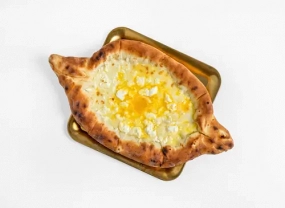 Adžarské chačapuri s balkánským sýrem