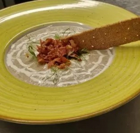 Supă Cremă de Ciuperci cu Prosciutto, Parmezan și Crutoane