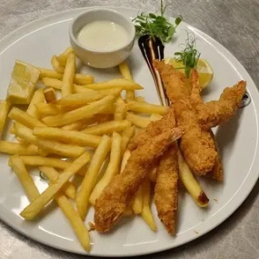 Creveți cu Cartofi Pai și Sos Grecesc/ Prawns with French Fries & Greek Sauce