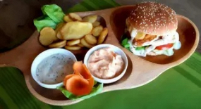 Burger de Pui, Cartofi Pai, Sos Picant/ Chicken Burger