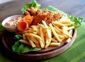 Crispy de Pui, Cartofi Pai, Sos Picant/ Crispy Chicken with Fries and Spicy Sauce