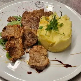 Mușchiuleț de Porc cu Bacon, Piure de Cartofi, Salată Rucola, Roșii Cherry/Pork Tenderloin Wrapped in Bacon with Mashed Potatoes