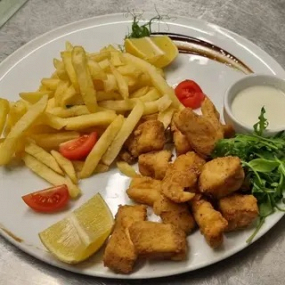 Jumeri de Șalău cu Cartofi Pai și Mujdei/ Crispy Pike-Perch Bites with French Fries & Garlic Sauce