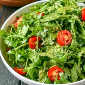 Salată de Rucola și Roșii Cherry