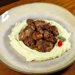 Ficăței de Pui Tolăniți pe Pat de Piure 