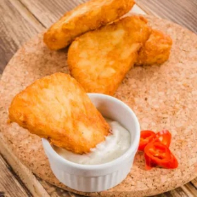 Cașcaval Pane cu Cartofi Pai și Sos de Usturoi 