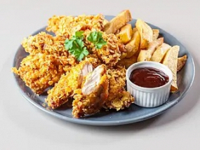 Crispy de Pui cu Cartofi Pai și Sos Picant 