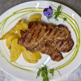 Ceafă de Porc Relaxat la Grătar cu Cartofi Aurii 