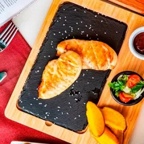 Pui Morocănos la Grătar cu Cartofi Aurii 