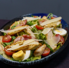  Salát s kuřecím masem a slaninou 120g