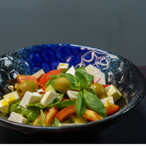 Řecký salát s fetou a malinovou marinovanou cibulkou 350g