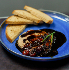 Paštika z kuřecích jater s třešňovo-cibulovým marmeládem s cebulovou marmeladou 100g