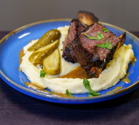  Vepřoví žebra v BBQ omáčce s bramborovou kaše s omáčkou demi-glace (250g)