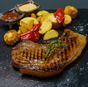  Vepřový steak s krkovice v naší originální medovo-zázvorové marinádě a fritované brambory