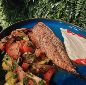 Pečené filety z makrely s mixem rajčat, a smetanovo-limetkovou omáčkou. 200g.