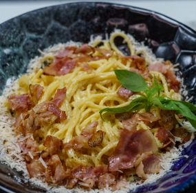 Těstoviny s slaninou a smetanovou omáčkou 300g