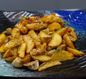 Smažené brambory se sušenými rajčaty, rozmarýnem, lesními houbami a parmazánem. 280g