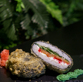 Sushi burger s lososem