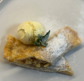 Štrudl s jablky a skořicí