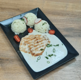 Grilovaný kurací rezeň, omáčka z modrého syra, príloha, polievka