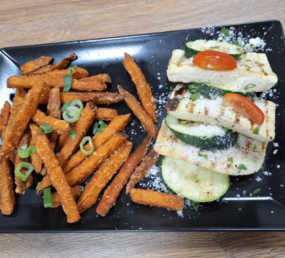 Grilované tofu, batátové hranolky, grilovaná cuketa, polievka