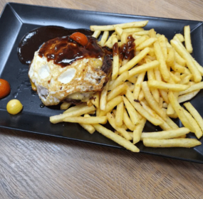 Grilované hovädzie mleté mäso, cheddar, volské oko, polievka