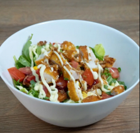 Šalát s chrumkavými kuracími stripsami